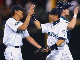 Suzuki 1-for-4, Sasaki gets save as Seattle hold off Oakland